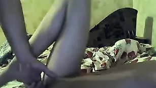 Грудастая брюнеточка страстно трахается