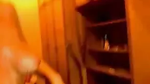 Грудастая брюнетка sashkkka снимает нижнее белье