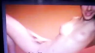 Смазливая ivana36 демонстрирует обнаженную попку