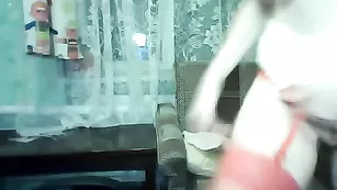 Сисястая блондиночка мастурбирует киску