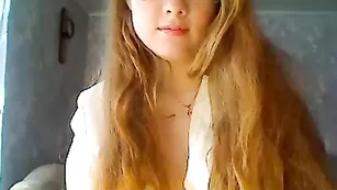 Рыжая бестия демонстрирует красивые сиськи