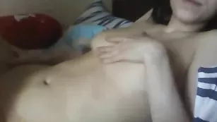 Блаженная самка шалит с фаллосом