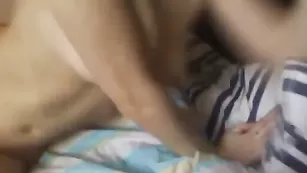 Блаженная самка шалит с фаллосом