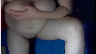 Пышная самка ласкает большие сиськи