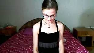 Сексуальная cerry раздевается и ласкает клитор