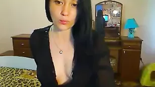 Пикантная AngelKet ласкает пизденку