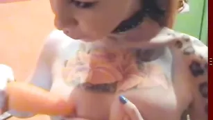 Рыженькая девка missfetish трахает очко