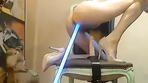 Роскошная нимфа трахает пизду мечом