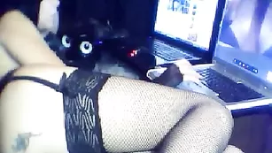 Татуированная Гертруда соблазняет большой жопой