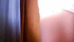 Скромная девчонка позирует в трусиках