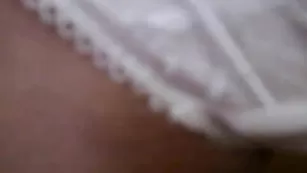 Скромная девчонка позирует в трусиках