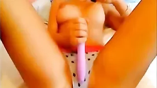 Грудастая куртизанка шалит с секс игрушкой