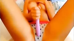 Грудастая куртизанка шалит с секс игрушкой