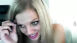 Белобрысая девчонка YO_Landy мастурбирует в привате