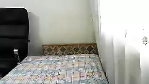 Белобрысая девчонка YO_Landy мастурбирует в привате