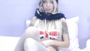 Грудастая DearMyself сексуально раздевается