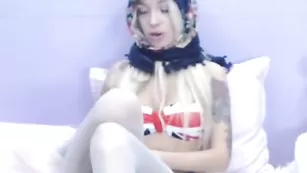 Грудастая DearMyself сексуально раздевается