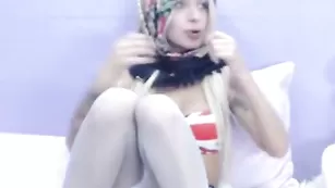 Грудастая DearMyself сексуально раздевается