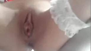 Симпатичная ulianno4ka трахает вагину со сквиртом