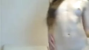 Симпатичная барышня graffinya обнажает сексуальные ножки