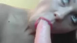 Горячая самка HOTGIRL4U трахает обе дырочки