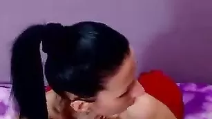 Озорная sekazZZznaia тискает половые губки