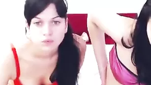 Черноволосые самки Wildangels эротично раздеваются