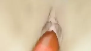 Русская секс бомба lilisenok трахает обе щелки