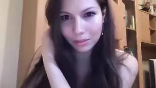 Черноволосая missalissa отсасывает страпон