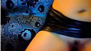 Жопастая богиня lighteyesxx ласкает бритые дырочки