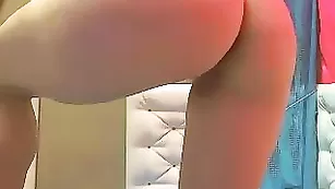 Аппетитная сучка SweetEva трахает попку