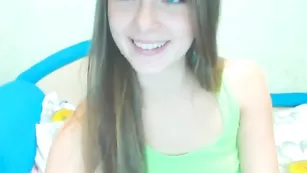 Пылкая smileygirl трахает бритую киску