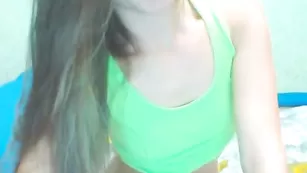 Пылкая smileygirl трахает бритую киску