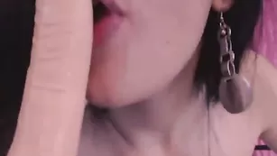 Обалденная vassabbii облизывает страпон