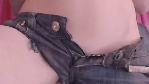 Обалденная vassabbii облизывает страпон