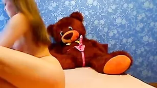 Стройная нимфа valerija трахает задницу