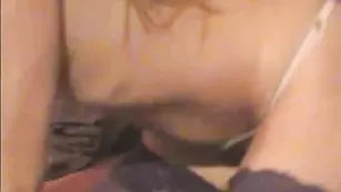 Жопастая sarahwinkel трахает пизду фаллосом