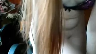 Жопастая девочка снимает нижнее белье