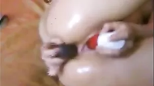 Смазливая HotGirlXXX жестко трахает обе дырочки