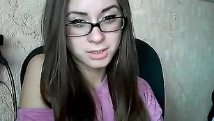 Очкастая куколка malinkalove общается во фри