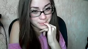 Очкастая куколка malinkalove общается во фри