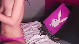 Грудастая девочка наслаждается куннилингусом