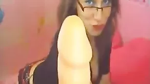 Очкастая сучка трахает волосатую пизду