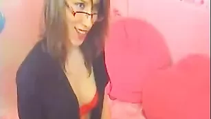 Очкастая сучка трахает волосатую пизду