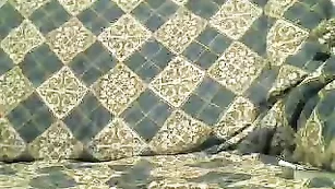 Загорелая шлюшка трахает киску фаллосом