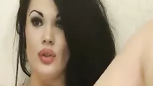 Грудастая бабенка varwara дрочит киску в привате