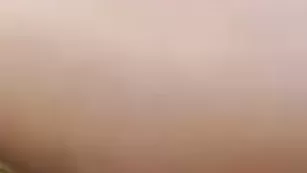 Пышногрудая богиня позирует в чулочках