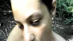 Жаркая леди vetta трахает очко на природе