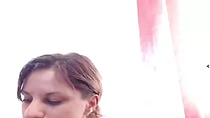 Голенькая МИЛФ sayohh теребит киску