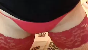 Грудастая queenkarma эротично мнет сосочки